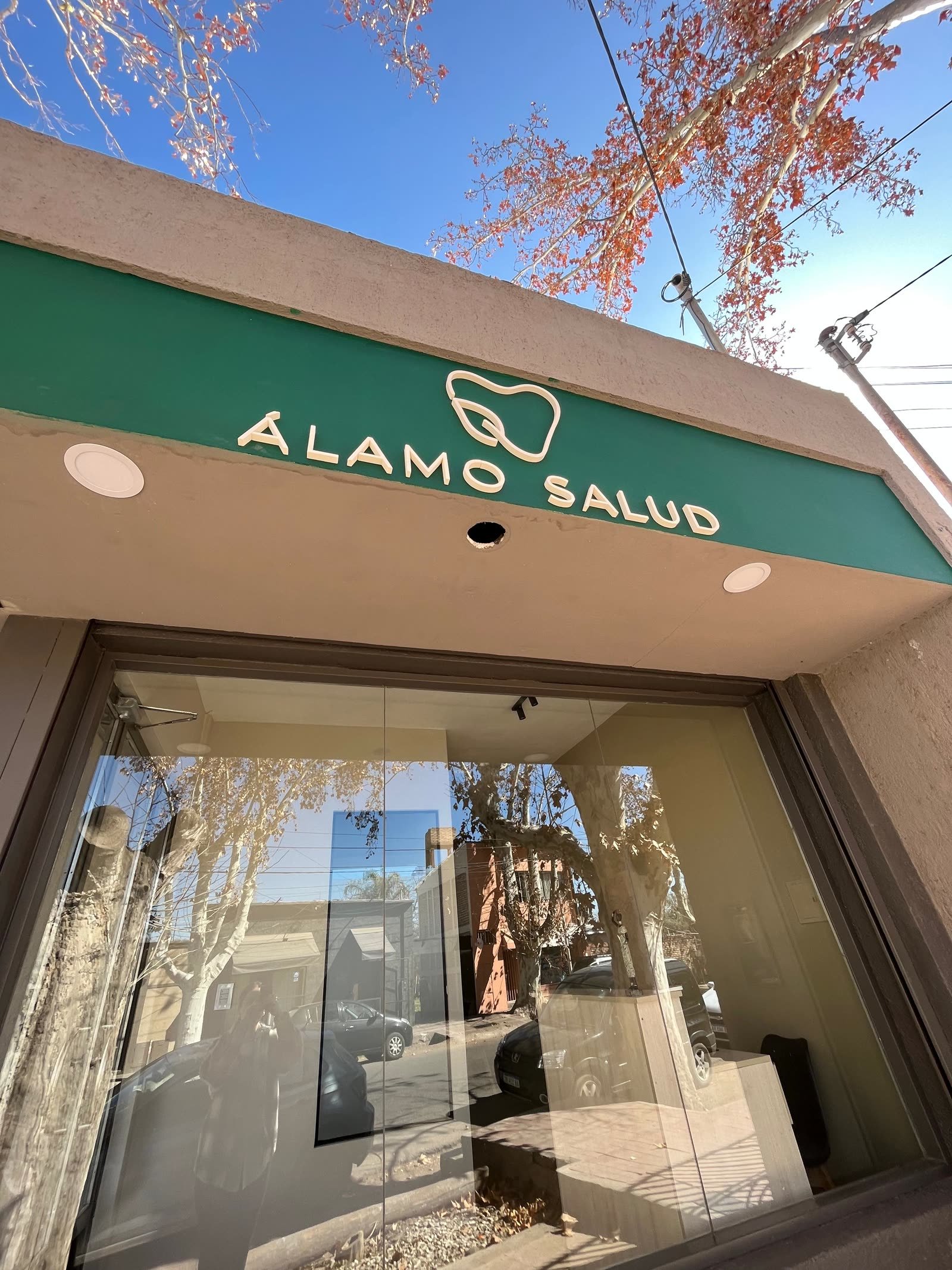 Fachada de Álamo Salud en Chacras de Coria